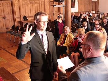 Bei der Vereidigung von OB Uwe Kirschstein im April 2016 waren Albert Dorn (gelbes Sakko) und Reinhold Otzelberger (rechts) noch als wohlwollende Beobachter dabei.  Foto: Ekkehard Roepert