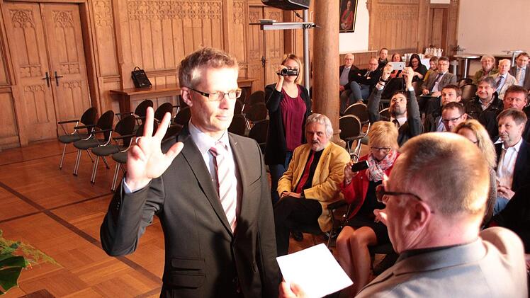 Bei der Vereidigung von OB Uwe Kirschstein im April 2016 waren Albert Dorn (gelbes Sakko) und Reinhold Otzelberger (rechts) noch als wohlwollende Beobachter dabei.  Foto: Ekkehard Roepert