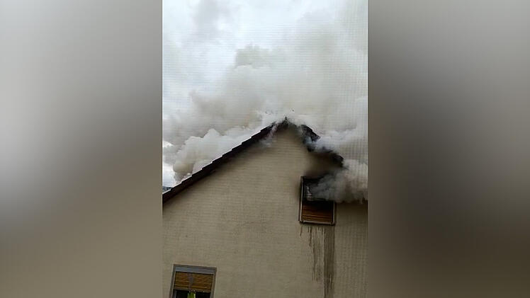 Brand in Kronach: Hohe Flammen schlagen aus dem Dach