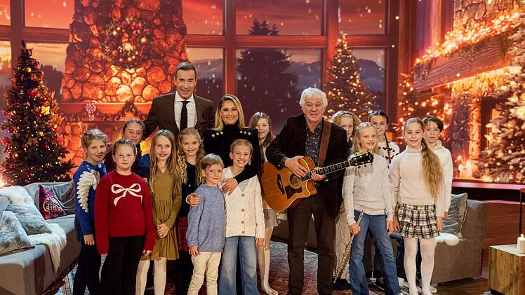 Moderator Kai Pflaume mit Helene Fischer, Rolf Zuckowski und dem Kinderchor.