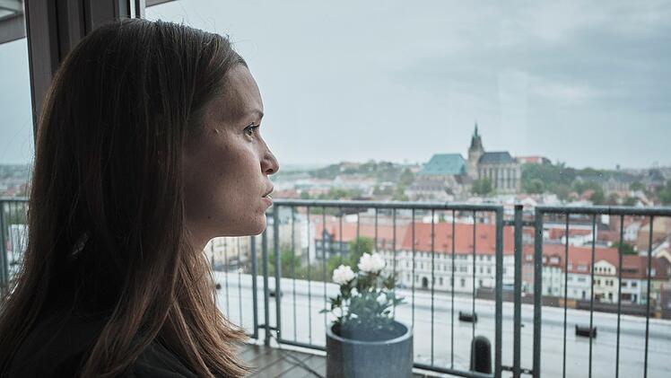 Kriminalpsychologin Annett Schuster (Kristin Suckow) ist aus den USA zur&uuml;ckgekehrt und sinniert &uuml;ber den D&auml;chern von Erfurt.