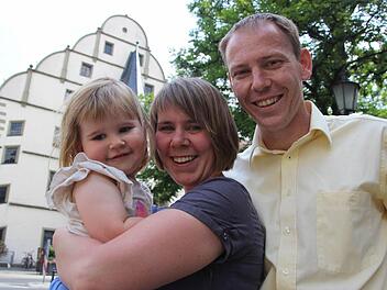 Mit Tochter Marie und Ehefrau Simone steht der CSU-Ortsvorsitzende Stefan Güntner vorm Kitzinger Rathaus. Er möchte dort drinnen arbeiten - als Oberbürgermeister. Foto: Diana Fuchs