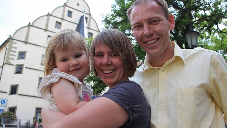 Mit Tochter Marie und Ehefrau Simone steht der CSU-Ortsvorsitzende Stefan Güntner vorm Kitzinger Rathaus. Er möchte dort drinnen arbeiten - als Oberbürgermeister. Foto: Diana Fuchs