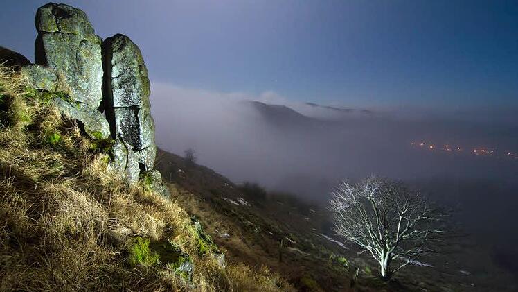 Der Dezembermond beleuchet die Landschaft rund um den Simmelsberg. Der Hochnebel wallt über die Schwedenschanze. Bei der Langzeit-Belichtung kam auch Kunstlicht zum Einsatz. Foto: Jürgen Hüfner