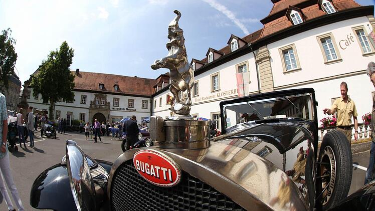 Da kommt Otto Normalverdiener aus dem Staunen nicht mehr heraus: In Reih' und Glied parkten die hochglanzpolierten Bugattis auf dem Ebracher Marktplatz. Fotos: Matthias Hoch