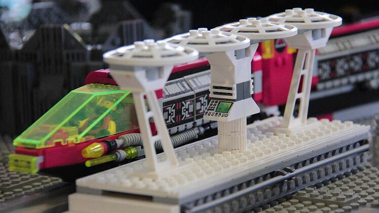 Weltraumbahnhof - auf der Raumstation verkehrt eine Zahnradbahn.