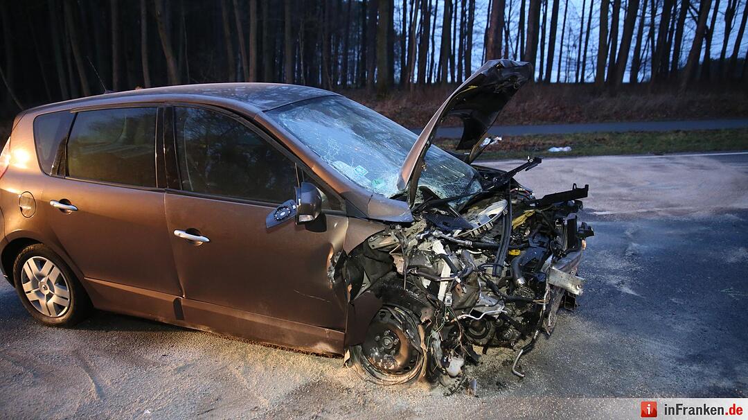 Zwei Schwerverletzte bei Frontalzusammenstoß auf der B14