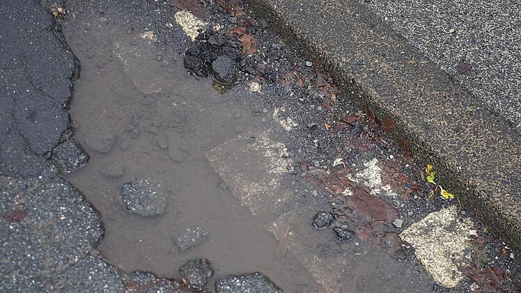 Die Frankenstraße weist tiefe Schlaglöcher sowie Flickstellen auf. Foto: Heike Schülein