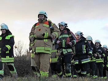 Training auf dem Damm: angeführt von Frank Stuhlmann mühen sich die Feuerwehrler in ihrer Schutzausrüstung. Foto: Markus Häggberg