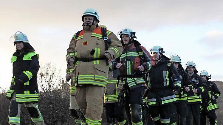 Training auf dem Damm: angeführt von Frank Stuhlmann mühen sich die Feuerwehrler in ihrer Schutzausrüstung. Foto: Markus Häggberg