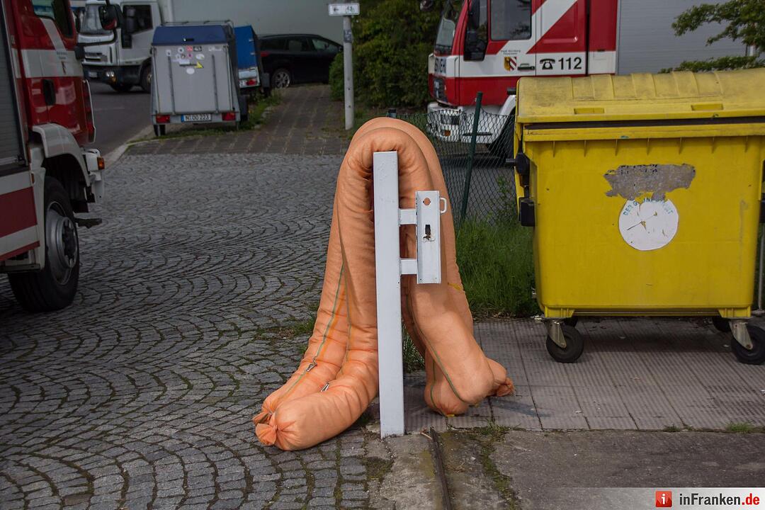 Diesel aus undichtem Bootstank verunreinigt das Wasser im Sportboothafen in Nürnberg