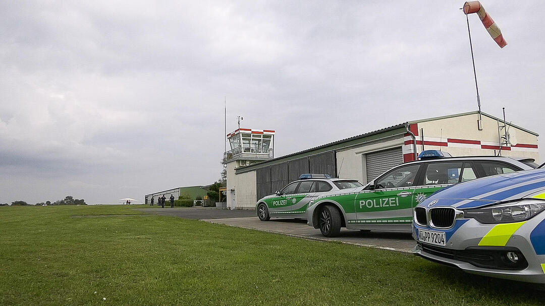Leichtflugzeug legt Bruchlandung auf Flugplatz in Hettstadt hin