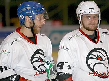 Ein dicker Brocken zum Auftakt: Wie schon in der Saison 2017/2018, gastieren  zum Saisonauftakt  die Kissinger "Wölfe" im Haßfurter Eisstadion Auch Jakub Sramek (links) und Petr Krepelka sind  in dieser Partie voll gefordert.