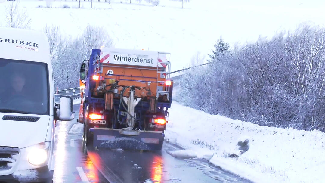 Stillstand im Landkreis Hof: Schnee und Eis lassen Verkehr erliegen