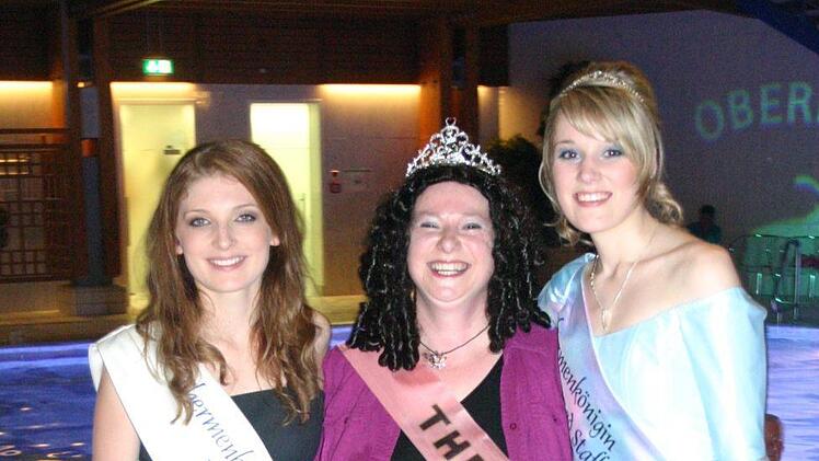 Victoria I. (links) und Jennifer I. zusammen mit Margit Schnapp, die 2010 als "Queen Mum" zur Inthronisierung dabei war.Matthias Einwag