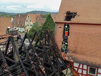 Am Tag danach ist nur noch das Gerippe ist übrig: Im Nürnberger Land ist am Samstag eine Scheine ausgebrannt. Auch das Wohnhaus wurde stark beschädigt. Foto: NEWS5/Schmelzer