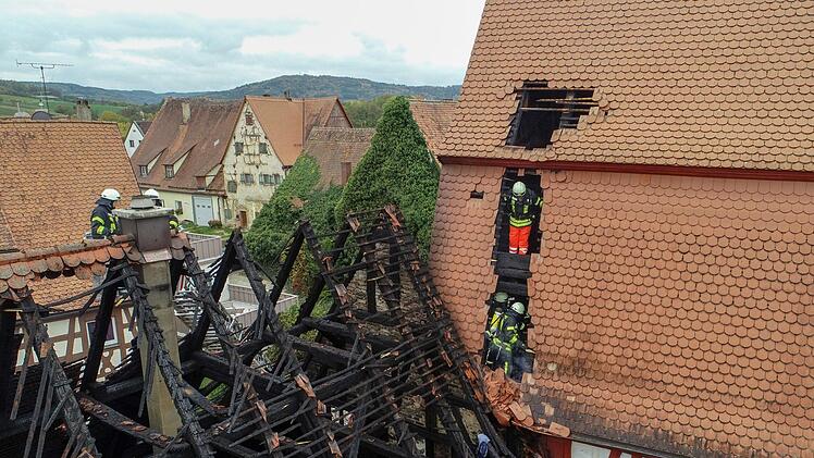 Am Tag danach ist nur noch das Gerippe ist übrig: Im Nürnberger Land ist am Samstag eine Scheine ausgebrannt. Auch das Wohnhaus wurde stark beschädigt. Foto: NEWS5/Schmelzer