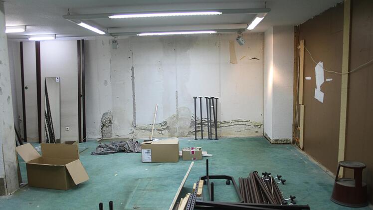 Viele Kulmbacher erinnern sich noch, dass im Untergeschoss die Sportabteilung des Schuhhauses untergebracht war. Inzwischen können die Räume nicht mehr genutzt werden. Die Wände sind verschimmelt, die Ladeneinrichtung ist wegen des ständigen Hochwassers aufgeweicht und kaputt. Jetzt möchte der 78-jährige Inhaber wieder Ordnung schaffen und alles sanieren.Sonny Adam