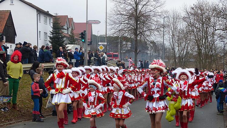 Ein Faschingsumzug ohne Gardetanz wäre möglich - aber sinnlos. Fotos: Pauline Lindner