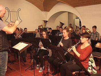 Das Blasorchester "Harmonie" in seinem neuen Probenraum im Gleisenauer Schloss und mit dem neuen Dirigenten Eduard Marpoder (links)