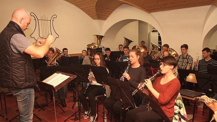 Das Blasorchester "Harmonie" in seinem neuen Probenraum im Gleisenauer Schloss und mit dem neuen Dirigenten Eduard Marpoder (links)