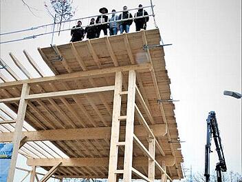 Den Richtspruch für die neue Halle hielt Zimmerer Florian Thiem von der Firma Solagent.  Foto: Werner Reißaus