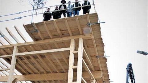 Den Richtspruch für die neue Halle hielt Zimmerer Florian Thiem von der Firma Solagent.  Foto: Werner Reißaus