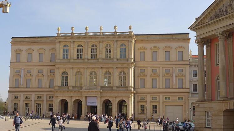Das Museum Barberini im wiederaufgebauten Palais mit seinen barocken Sandsteinfassaden ist ein Anziehungspunkt der Stadt Potsdam. Rechts im Bild ist ein Teil des Neubaus in der historischen Gestalt des Stadtschlosses zu sehen, in dem seit 2014 der Brandenburgische Landtag seinen Sitz hat. Foto: Sabine Meißner