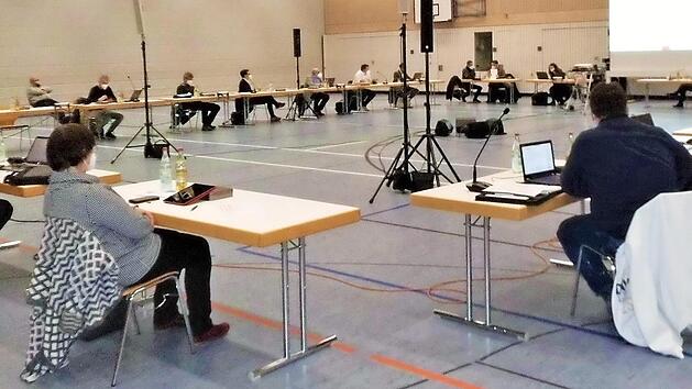 Die Gemeinder&auml;te tagten mit FFP2-Masken in der Aischgrundhalle. Foto: Britta Schnake
