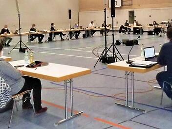 Die Gemeinderäte tagten mit FFP2-Masken in der Aischgrundhalle. Foto: Britta Schnake
