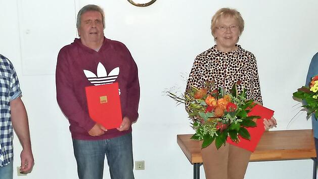F&uuml;r jahrzehntelange Treue hat der SPD-Ortsverein Untersteinach bei der Hauptversammlung Mitglieder geehrt. Unser Bild zeigt (von links) stellvertretenden Vorsitzenden Stefan Schieber, Volker Rauh, Carmen Krasser (beide 50 Jahre dabei) sowie die neue Vorsitzende Cornelia Wehner.