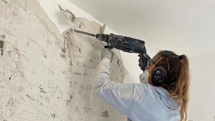 Romy Baierlipp als freiwillige Helferin hilft im Ahrtal auf einer Baustelle mit.