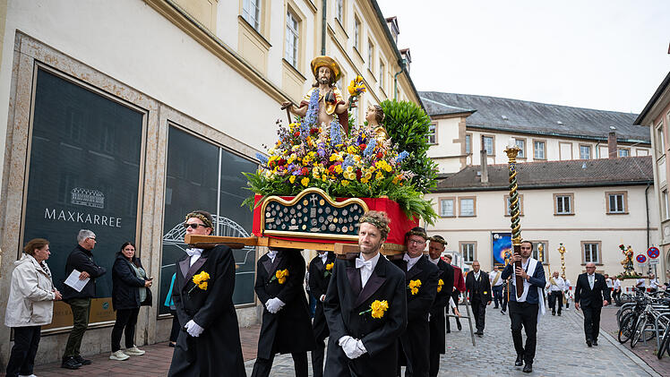 Bambergs Oberb&uuml;rgermeister Niedermaier folgt G&auml;rtner-Tradition an Fronleichnamsprozession