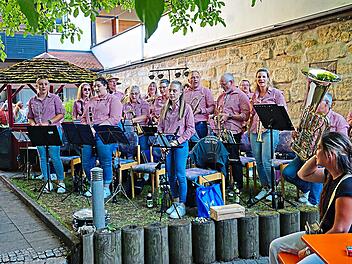 Die Blaskapelle spielt im Pfarrgarten von St. Martin auf, der etwas versteckt liegt.Raimund Glenz