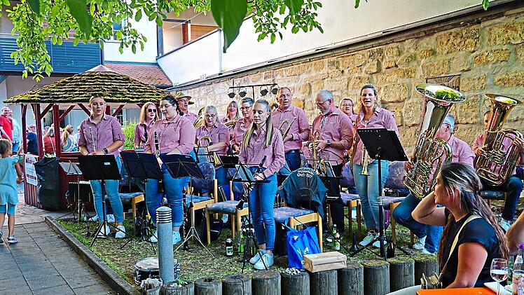 Die Blaskapelle spielt im Pfarrgarten von St. Martin auf, der etwas versteckt liegt.Raimund Glenz