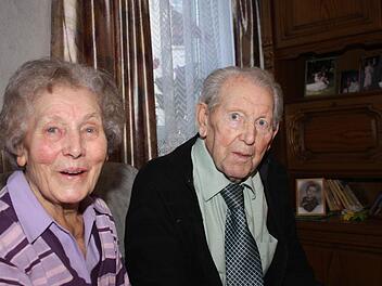 Eleonore und Alfred Klemm aus Burghausen sind seit 65 Jahren verheiratet. Vor 65 Jahren gaben sie sich in der Münnerstädter Klosterkirche das Ja-Wort. Foto: Arnold Nöth