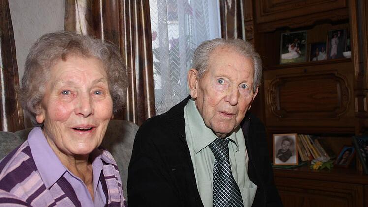 Eleonore und Alfred Klemm aus Burghausen sind seit 65 Jahren verheiratet. Vor 65 Jahren gaben sie sich in der Münnerstädter Klosterkirche das Ja-Wort. Foto: Arnold Nöth