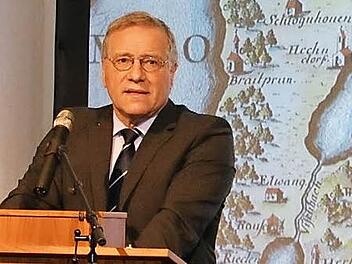 Staatssekretär Johannes Hintersberger gibt den Ehrenamtlichen und Vereinen Hinweise zur steuersparenden Möglichkeiten.  Foto: stmf