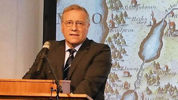 Staatssekretär Johannes Hintersberger gibt den Ehrenamtlichen und Vereinen Hinweise zur steuersparenden Möglichkeiten.  Foto: stmf