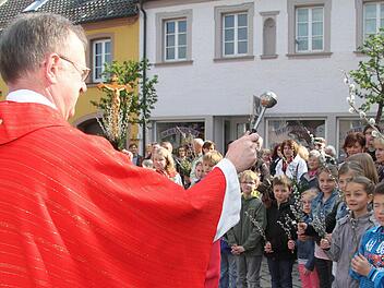 Dekan Hans Roppelt segnete in Stadtsteinach die Palmzweige, die die Kinder in der Hand hielten. Zu Hause werden die Zweige dann in die Vase oder den Herrgottswinkel gestellt. Fotos: Sonja Adam