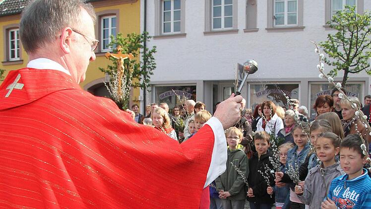 Dekan Hans Roppelt segnete in Stadtsteinach die Palmzweige, die die Kinder in der Hand hielten. Zu Hause werden die Zweige dann in die Vase oder den Herrgottswinkel gestellt. Fotos: Sonja Adam