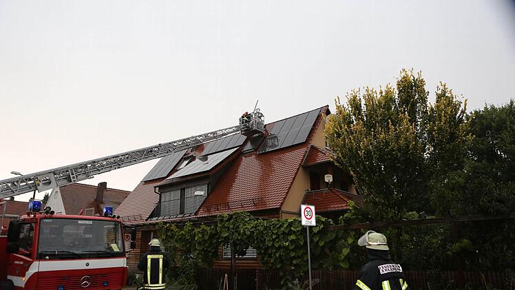 In der Memmbacher Straße in Erlangen kam es am Sonntag zu einem Dachstuhlbrand, welcher durch einen Blitzeinschlag ausgelöst wurde. Foto: News5/Weier