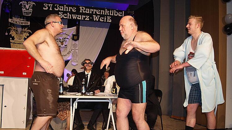 Die Schwimmübungen beginnen. Foto: Thomas Weichert
