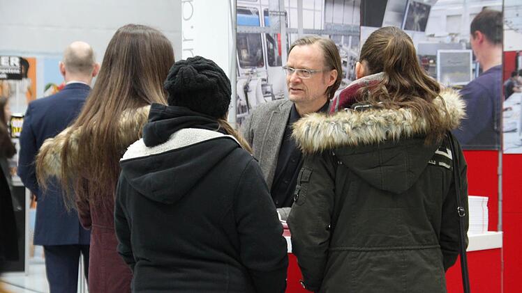Jugendliche informieren sich bei Redakteur Tobias Kindermann über die Arbeit bei der Mediengruppe Oberfranken. Foto: Sarah Stieranka