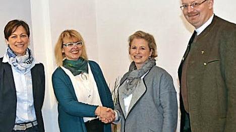 Der Rotary-Club Kronach spendet an den Caritasverband (v. l.): Christina-Anne Bijok (Rotary-Club), Irene Piontek (Caritas), Anne Spörl (Rotary-Club), Thomas Teuchgräber (Rotary-Club) Foto: K.-H. Hofmann