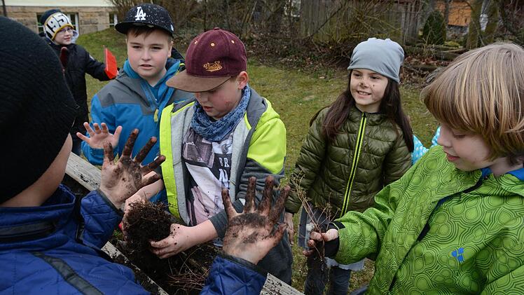 Erster Arbeitseinsatz im Melkendorfer Schulgarten: Die Grundschüler sind mit vollem Einsatz dabei! Foto: Dagmar Besand