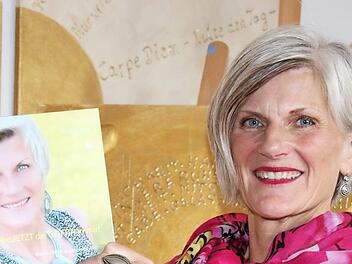 Die Bad Kissinger Autorin Cornelia Kuppe mit ihrem Buch "Ich lebe jetzt die Göttin in mir": 18 Jahre lang hat sie versucht, die Krankheit anzunehmen, in der vergangenen Woche ist sie gestorben. Foto: Archiv/Ralf Ruppert