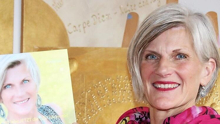 Die Bad Kissinger Autorin Cornelia Kuppe mit ihrem Buch "Ich lebe jetzt die Göttin in mir": 18 Jahre lang hat sie versucht, die Krankheit anzunehmen, in der vergangenen Woche ist sie gestorben. Foto: Archiv/Ralf Ruppert