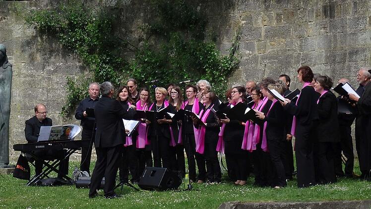 Unter der Leitung von Sigurd Knopp sang der SMS-Chor Ludwigsstadt das Luther-Oratorium von Siegfried Fietz auf der Veste. Foto: Jochen Berger