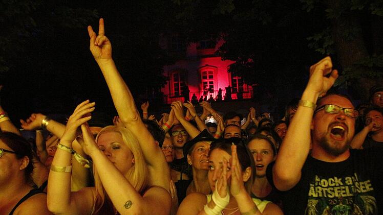 Das Publikum rastete beim H&ouml;hepunkt des Festivals - dem Auftritt von Fiddler's Green - regelrecht aus.  Fotos: Andreas Hofbauer